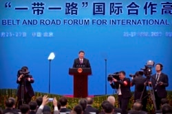 Kineski predsjednik Xi Jinping, u sredini, govori tokom konferencije za novinare na zatvaranju foruma Pojas i put na jezeru Yanqi na periferiji Pekinga, u subotu, 27. april 2019.