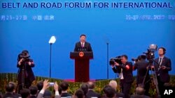 Presiden Xi Jinping memberikan keterangan pers usai forum Inisiatif Sabuk dan Jalan (BRI) yang diadakan di Beijing, China (foto: dok). 