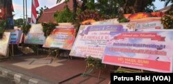 Karangan bunga dan ucapan selamat atas pelantikan Presiden Jokowi dan Wakil Presiden Ma'ruf Amin membanjiri halaman dan trotoar di depan gedung negara Grahadi di Surabaya