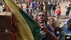 Des jeunes manifestent devant la Télévision nationale malienne, à Bamako, le 2 fév. 2012