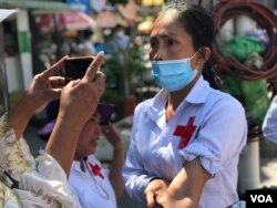 ស្ត្រី​អ្នកតវ៉ា​ម្នាក់ បង្ហាញ​ស្នាម​ហើម​លើដៃ​ខាង​ឆ្វេង ក្រោយពេល​កម្លាំង​សន្តិសុខ​ខណ្ឌ៧មករា ដណើ្តម​យក​ផ្ទាំងបដា ដែល​មានសំណេរ​អំពាវនាវឱ្យតុលាកា​រ​ដោះលែង​សកម្មជន​នយោបាយ​ជំទាស់​១៣នាក់​ដែល​កំពុង​ជាប់​ឃុំ នៅ​រាជធានីភ្នំពេញ ថ្ងៃទី ២០ ខែមករា ឆ្នាំ២០២២។ (ហ៊ុល រស