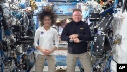 ARCHIVO – En esta imagen, tomada de una transmisión en vivo de la NASA, aparecen los astronautas Suni Williams y Butch Wilmore en una conferencia de prensa desde la Estación Espacial Internacional, el viernes 13 de septiembre de 2024.