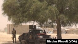 Un véhicule de l'armée nigérienne devant l'école de Bosso dans la région de Diffa, Niger, le 19 avril 2017 (VOA/Nicolas Pinault)