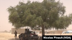 Un véhicule de l'armée nigérienne devant l'école de Bosso dans la région de Diffa, Niger, le 19 avril 2017 (VOA/Nicolas Pinault)