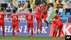 지난해 9월 인천 아시안게임에서 중국팀을 상대로 첫 승을 올린 북한 축구 대표팀이 환호하고 있다. (자료사진)