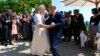 Presidente Putin asiste a boda antes de visitar a canciller Merkel