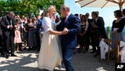 Vladimir Putin asistió a la boda de la ministra de Relaciones Exteriores de Austria, Karin Kneissl con el empresario Wolfgang Meilinger.