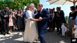 Vladimir Putin asistió a la boda de la ministra de Relaciones Exteriores de Austria, Karin Kneissl con el empresario Wolfgang Meilinger.