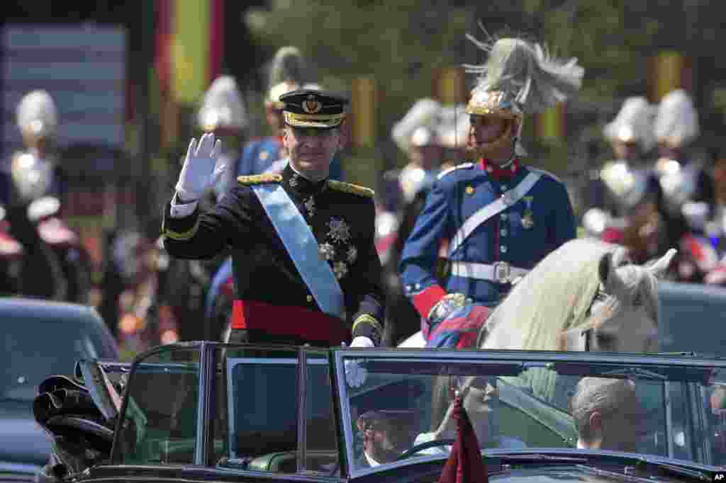 Los reyes desfilaron por las calles de Madrid en coche hasta el Palacio Real