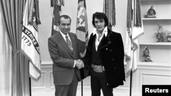 Президент Ніксон вітає «короля» у Білому домі