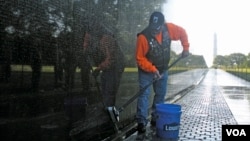 Chủ nhật hàng tuần từ tháng Tư đến tháng Mười, các tình nguyện viên Rolling Thunder tập trung lại để lau rửa bức tường kỷ niệm. (VOA/J. Taboh) 