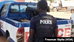 Un policier centrafricain de la Compagnie nationale de sécurité à Bangui, en Centrafrique, le 6 octobre 2017. (VOA/Freeman Sipila)