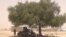 Un véhicule de l'armée nigérienne devant l'école de Bosso dans la région de Diffa, Niger, le 19 avril 2017.