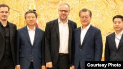 국제 언론감시기구인 국경없는기자회(RSF) 크리스토프 들루아르 사무총장, 세드릭 알비아니 동아시아 담당국장 등이 지난 18일 한국 청와대에서 문재인 대통령과 면담했다. 사진 제공: RSF.