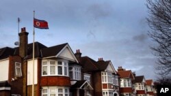 영국 런던 주재 북한대사관 건물에 인공기가 날리고 있다. (자료사진)