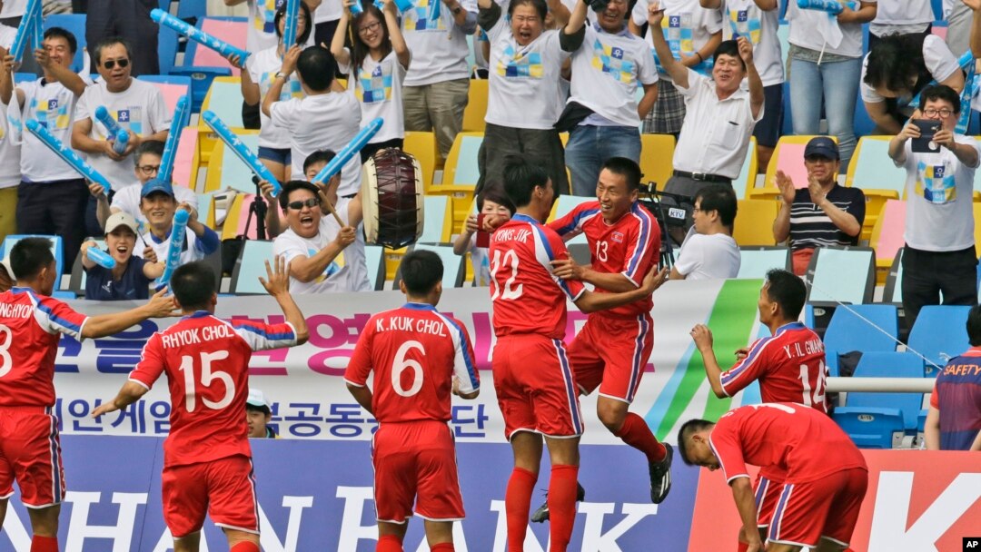Para pemain sepakbola Korea Utara dalam pertandingan melawan China di Asian Games Incheon, Korea Selatan (15/9). (AP/Dita Alangkara)
