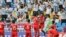 인천 아시안게임에 출전한 북한 남자 축구 대표팀 선수들이 중국과의 첫 경기에서 득점을 올린 후 환호하고 있다. 뒷쪽으로 이들을 응원하는 한국 응원단의 모습이 보인다. 북한은 중국에 3:0으로 완승을 거뒀다.