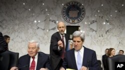 ທ່ານ John Kerry ປະທານກຳມາທິການຄວາມສຳພັນຕ່າງປະເທດ ຂອງສະພາສູງສະຫະລັດ ເປັນຫົວໜ້ານຳພາ ການຮັບຟັງຄຳໃຫ້ການ ກ່ຽວກັບການໂຈມຕີ ສະຖານກົງສຸນ ສະຫະລັດ ທີ່ເມືອງເບັງກາຊີ ປະເທດລີເບຍ (20 ທັນວາ 2012)