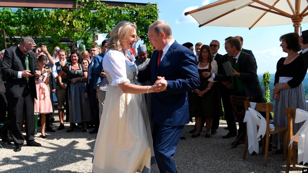 Tổng thống Nga Vladimir Putin (phải) chúc mừng Ngoại trưởng Áo Karin Kneissl khi ông đến dự lễ cưới của bà ở Gamlitz, miền nam của Áo, ngày 18 tháng 8, 2018.