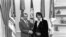 Predsednik Ričard Nikson rukuje se sa Elvisom Prislijem u Ovalnoj kancelariji u Vašingtonu, u decembru 1970.