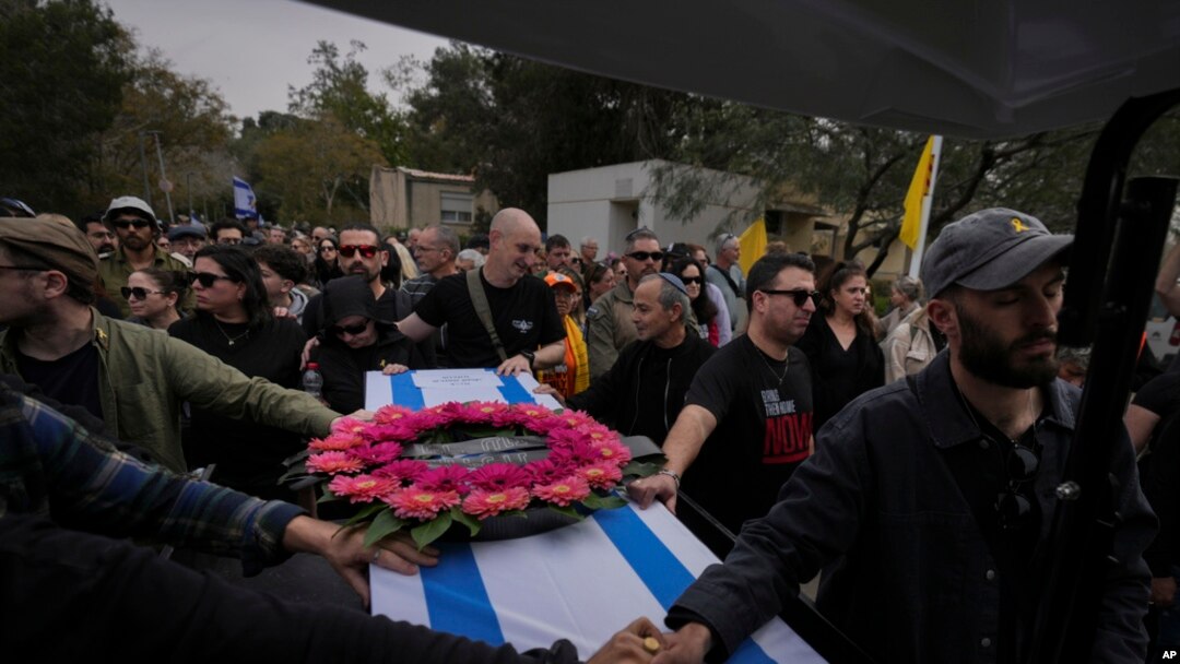 Para pelayat mengiringi peti jenazah Itzhak Elgarat, sandera tawanan Hamas yang tewas terbunuh, dalam prosesi pemakaman di Kibbutz Nir Oz, Israel, pada 3 Maret 2025. (Foto: AP/Ohad Zwigenberg)