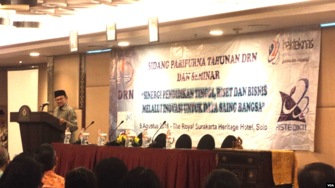 Mantan Presiden B.J. Habibie berpidato dalam sidang paripurna Dewan Riset Nasional di Solo (9/8). (VOA/Yudha Satriawan)
