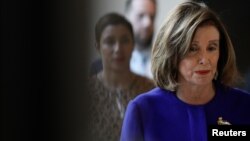 Ketua DPR Amerika Serikat Nancy Pelosi bersiap memberikan keterangan pers di Gedung Capitol, Washington DC, 9 Januari 2020. (Foto: Reuters)