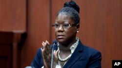 La madre de Trayvon Martin, Sybrina Fulton, durante su testimonio ante el jurado en el caso contra George Zimmerman.
