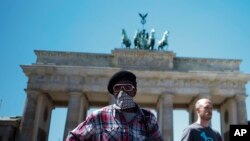 Brandenburg Gate, Landmark kota Berlin, Jerman, saat berlangsungnya aksi unjuk rasa memperingati kematian George Floyd, 1 Juni 2020. AP Photo/Markus Schreiber)