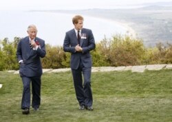 Pangeran Inggris Harry (kanan) dan Pangeran Charles, Pangeran Wales, menyaksikan kunjungan ke Pemakaman Nek, di Gallipoli, Turki, 25 April 2015. (Foto: REUTERS/David Caird)