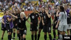 Tim sepakbola puteri AS merayakan kemenangan melawan Brazil dalam Piala Dunia di Jerman Juli lalu (foto: dok).