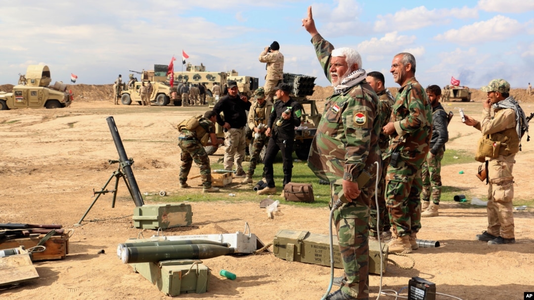 Pasukan Irak dan milisi Syiah mempersiapkan serangan di pinggiran kota Tikrit (4/3).