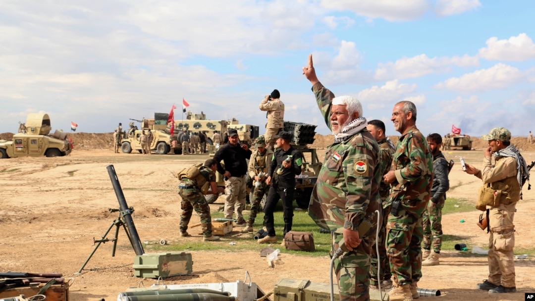 Quân đội Iraq và quân tình nguyện chuẩn bị pháo đạn súng cối vào vị trí của nhóm Nhà nước Hồi giáo bên ngoài Tikrit, 4/3/15