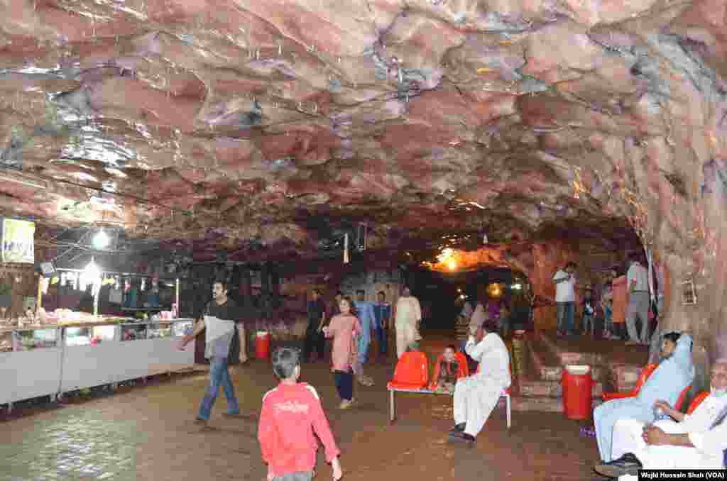 نمک کی کان کو دیکھنے لوگوں کی اچھی خاصی تعداد موجود تھی۔