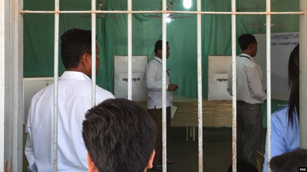 រូបឯកសារ៖ សកម្មភាពរាប់សន្លឹកឆ្នោតក្នុងដំណើរការបោះឆ្នោតជ្រើសសមាជិកព្រឹទ្ធសភានីតិកាលទី៤ នៅ​មណ្ឌល​បោះឆ្នោត​សាលា​បឋមសិក្សា​កំពង់ធំក្រុង ក្នុង​ខេត្តកំពង់ធំ នា​​ព្រឹក​ថ្ងៃ​អាទិត្យ​ ទី២៥ ខែកុម្ភៈ ឆ្នាំ២០១៨។​​ (ស៊ុន ណារិន/VOA)