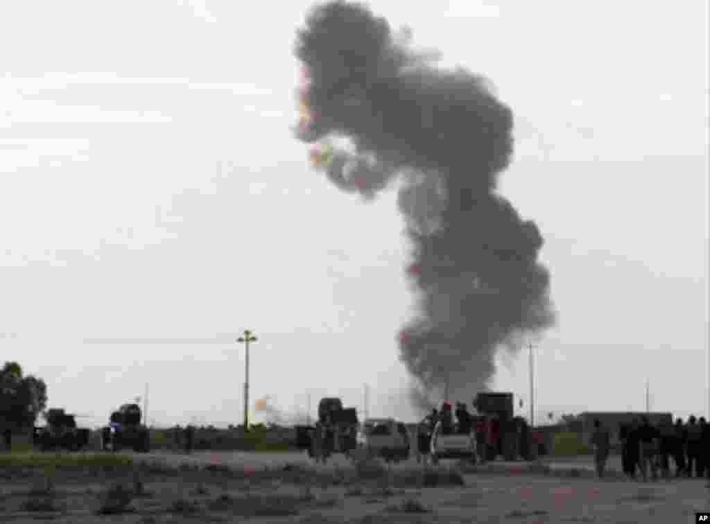 Asap membubung dari sebuah ledakan saat pasukan Irak, milisia Syiah dan pejuang Sunni bertempur dengan militan ISIS untuk menguasai Tikrit (3/3).