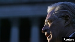 Defense attorney Marc Kasowitz speaks to reporters after a jury found the New York and New Jersey Port Authority negligent in the 1993 bombing of the World Trade Center, in New York, Oct. 26, 2005.