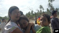 Penyintas (survivors) tsunami di Pulau Pagai, Kepulauan Mentawai. (Photo: AP)