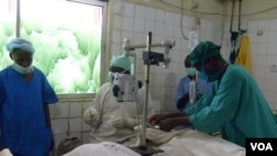 Dr. Mayor Atima performing cataract surgery in Wudil Camp, Kano, Nigeria. (Isiyaku Ahmed/VOA News)