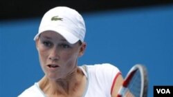 Petenis Australia Samantha Stosur mengembalikan bola lawannya Svetlana Kuznetsova dari Russia dalam turnamen Sydney International di Sydney, Australia, hari Selasa (11/1).