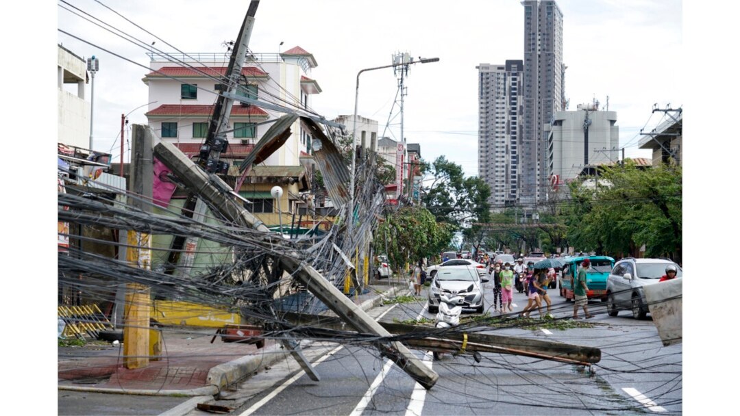 Tiang listrik tumbang di sepanjang jalan di Kota Cebu, Filipina tengah akibat Topan Rai pada 17 Desember 2021. (Foto: AP)