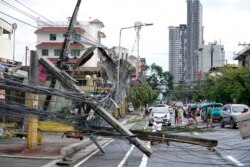 Tiang listrik tumbang di sepanjang jalan di Kota Cebu, Filipina tengah akibat Topan Rai pada 17 Desember 2021. (Foto: AP)