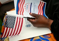 Seorang warga mengikuti upacara naturalisasi menjadi warga negara AS yang digelar oleh kantor Layanan Kewarganegaraan dan Imigrasi AS (USCIS) di New York, 16 Juni 2017. (Foto: dok).