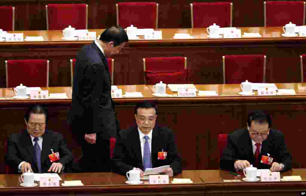倒台前夕的薄熙来在北京参加全国人大会议时从中共政法委负责人周永康、副总理李克强和中共宣传主管李长春身后走过（2012年3月9日）。