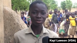 Avec la cantine scolaire Rafiatou Boutchétchia, élève en classe de CM1, n’arrive plus en retard à l’école les après-midis à l’EPP Louanga, Togo, 23 mai 2017. (VOA/Kayi Lawson).