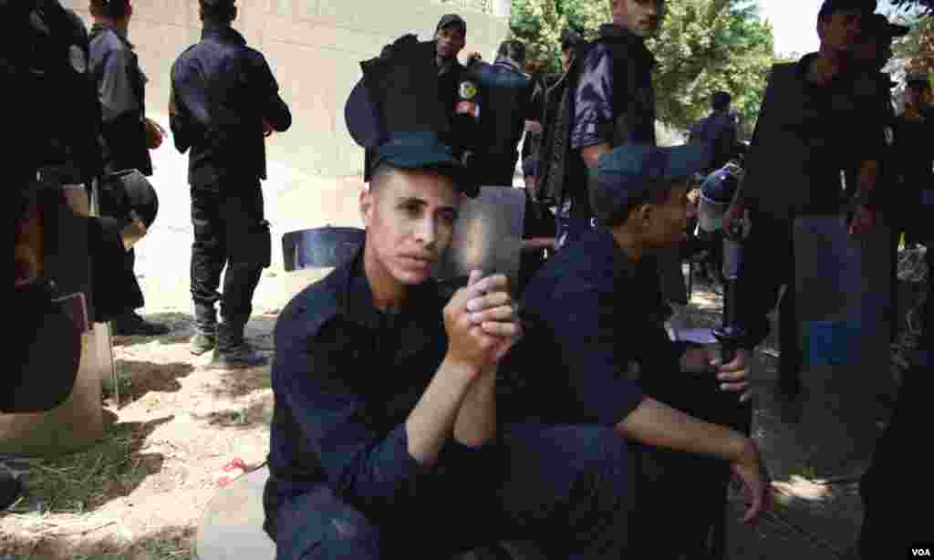 Riot police gathered behind the Maadi Consitutional Courthouse in Cairo, before today's rulings were issued. (Y. Weeks for VOA)