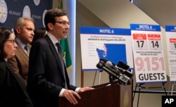 El fiscal general del estado de Washington, Bob Ferguson, pronuncia una conferencia de prensa el miércoles 3 de enero de 2018 en Seattle, anunciando que su oficina está demandando a Motel 6. Ferguson dijo que el hotel económico reveló la información personal de miles de huéspedes en violación de la ley estatal.