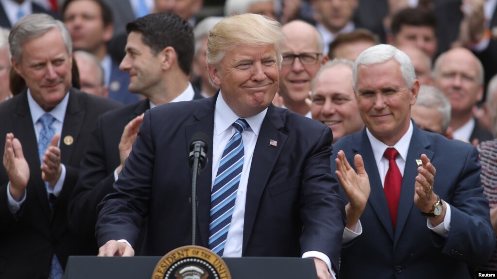 El presidente Donald Trump, el vicepresidente Mike Pence, derecha, junto a líderes republicanos de la Cámara de Representantes aseguran que este es el inicio del fin de Obamacare.