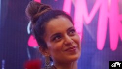 বলিউড অভিনেত্রী কঙ্গনা রানাউত তার সিনেমা "সিমরান" এর প্রচারের জন্য সংবাদ সম্মেলনের সময় হাসছেন। ৮ সেপ্টেম্বর, ২০১৭। (ছবি-এপি/অজিত সোলাঙ্কি)