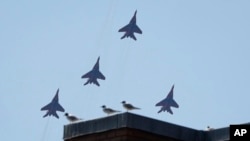 Ndege za kivita za MiG-29 zikifanya maonyesho katika onyesho la Kimataifa la Ulinzi wa Wanamaji katika kituo cha Jeshi la Wanamaji la Kronstadt, nje ya St.Petersburg, Russia, Juni 21, 2023. (AP).